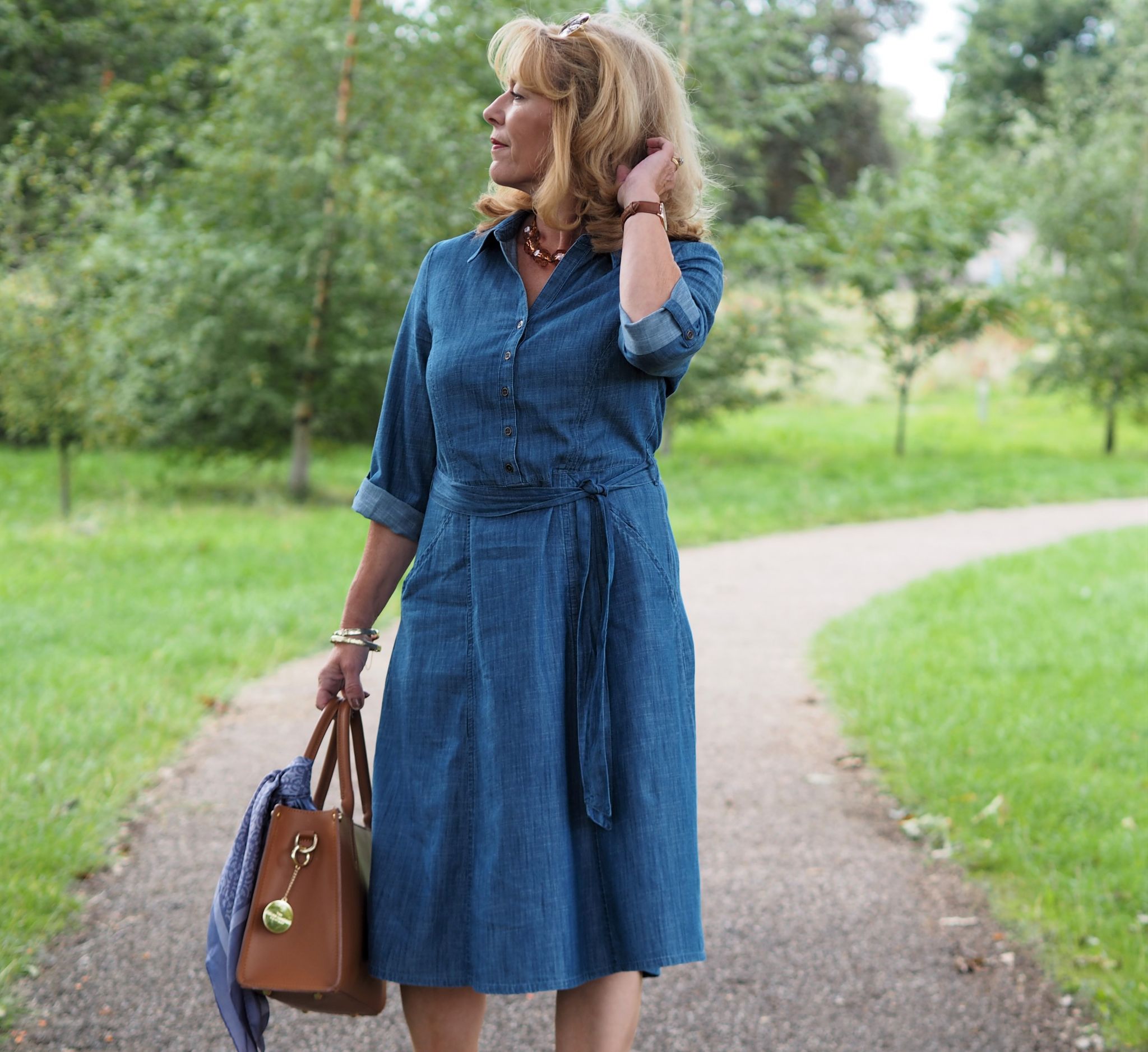 What a huge change in the weather! Here I am getting the usual windswept look! I'm sharing this wardrobe staple denim dress with you today. I'm really pleased with this.