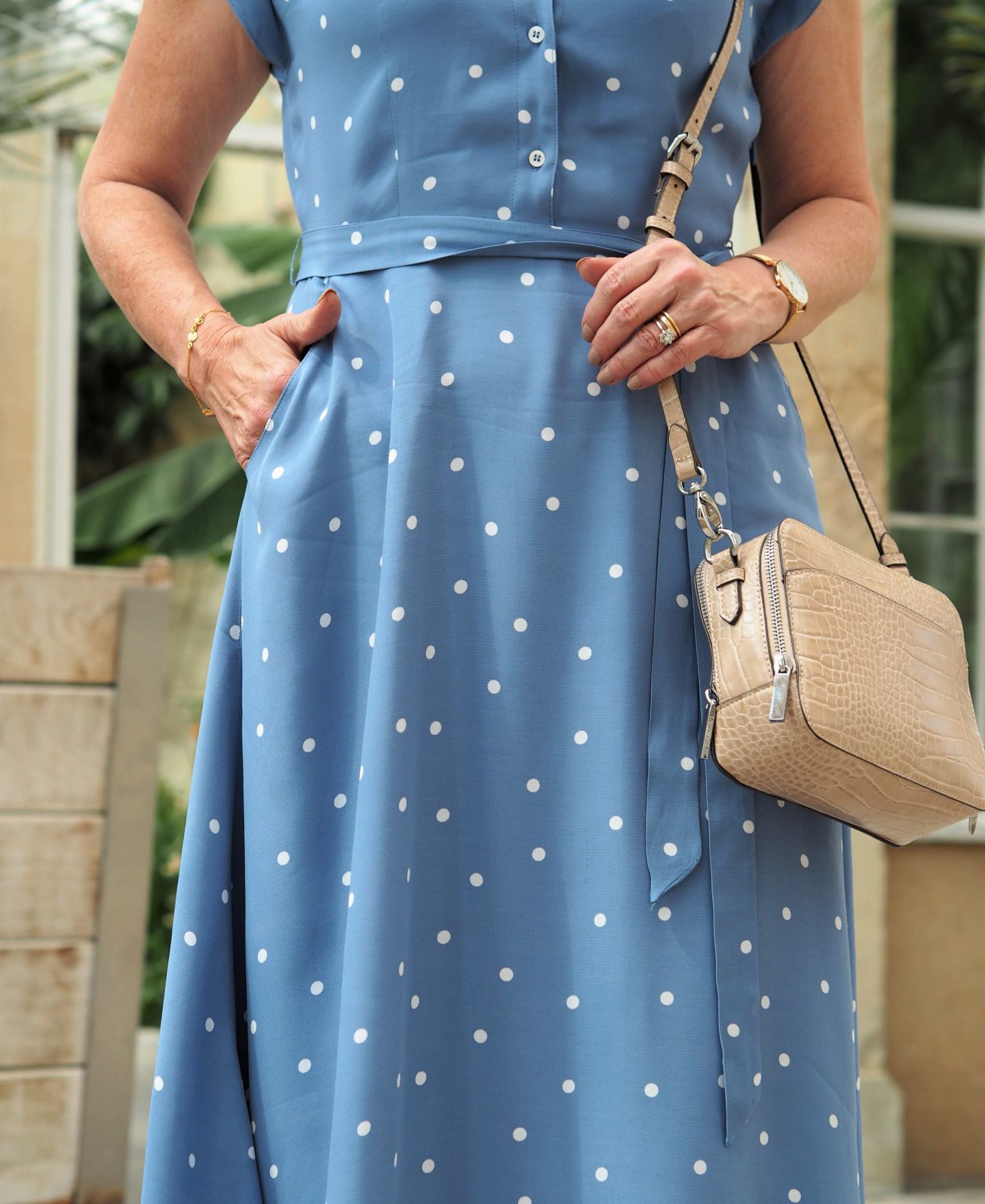 I wanted to catch a sunny couple of hours so that I could share this spotty dress with you. Not only did I manage to get ready super quick, but I also shot all of these photos myself. Something I don't normally do.
